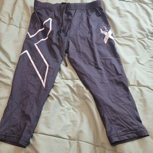 2XU Black Compression Capri Tights with White Logo